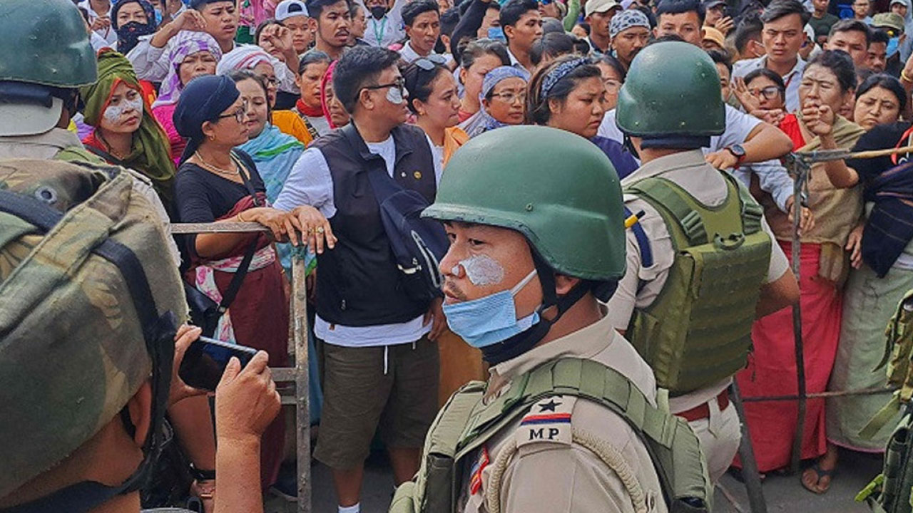 মণিপুরে অনির্দিষ্টকালের কারফিউ