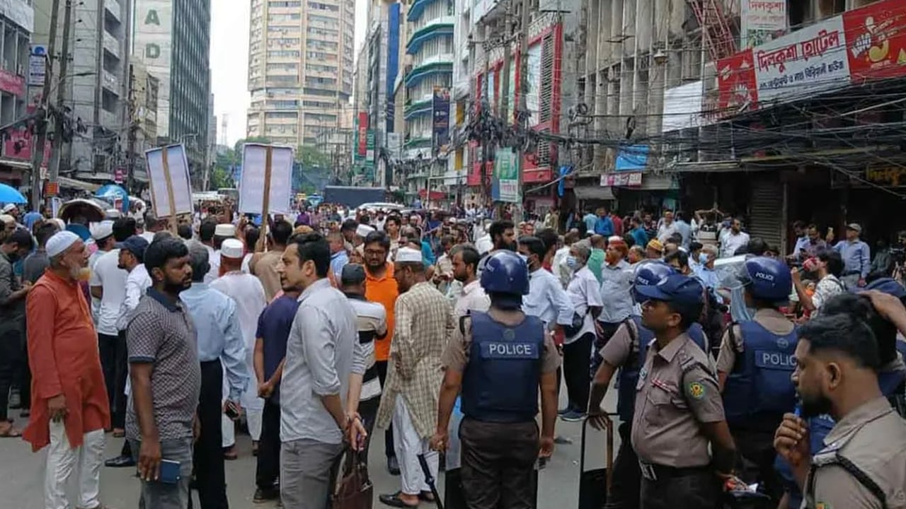 ইসলামী ব্যাংকের সামনে বিক্ষোভ চলছেই