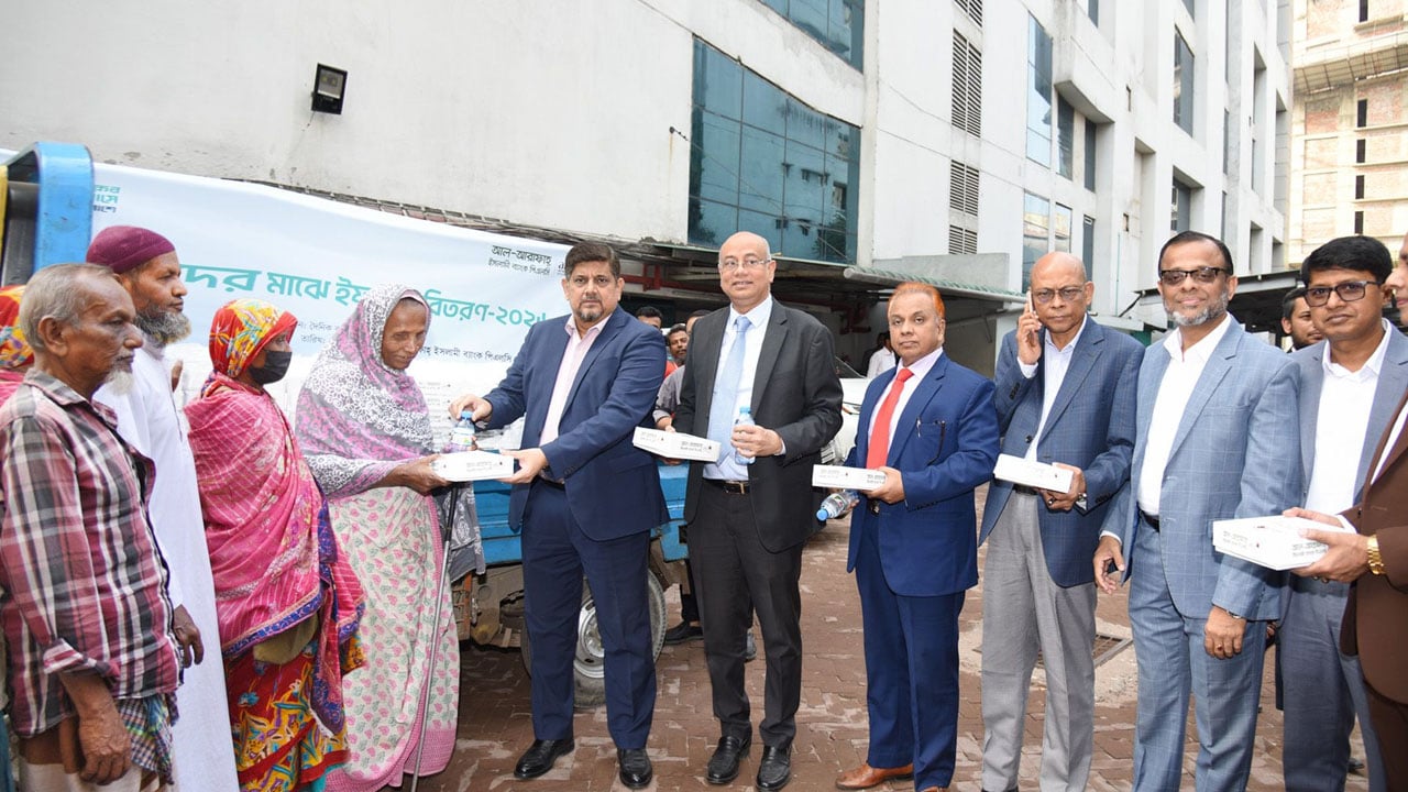 পথে পথে রোজাদারদের মাঝে আল-আরাফাহ্ ইসলামী ব্যাংকের ইফতার বিতরণ কর্মসূচি