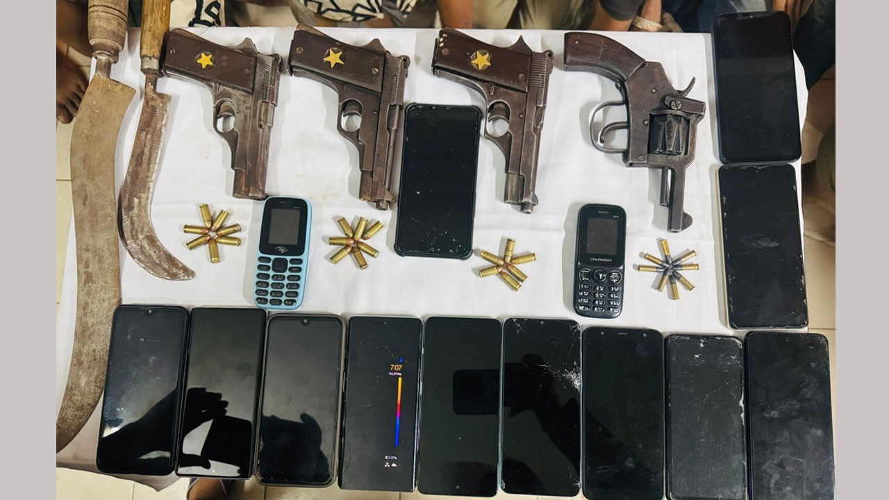 রাজধানীতে অবৈধ অস্ত্র ও গোলাবারুদসহ ‘হিটলু বাবু’ গ্যাংয়ের ১০ সদস্য গ্রেপ্তার