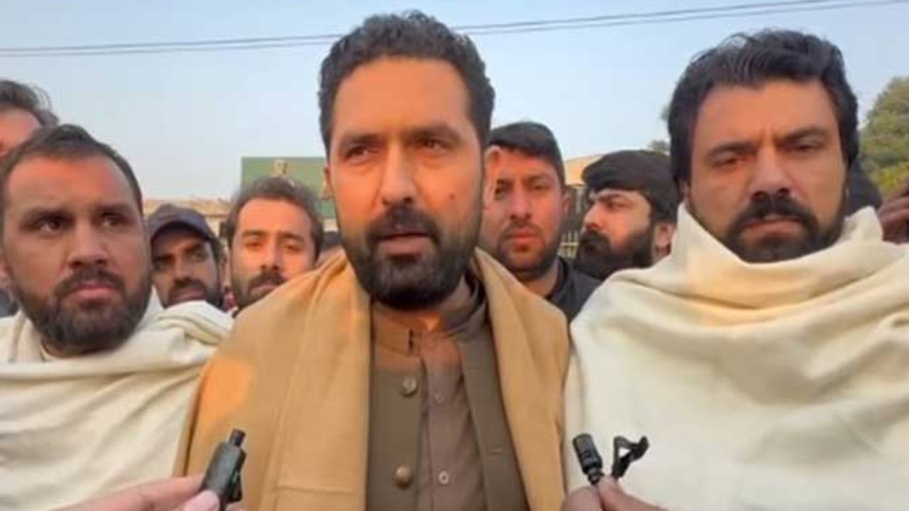 ইমরান খানের শারীরিক অবস্থার তথ্য দেয়া হচ্ছে না: কেপি মুখ্যমন্ত্রী