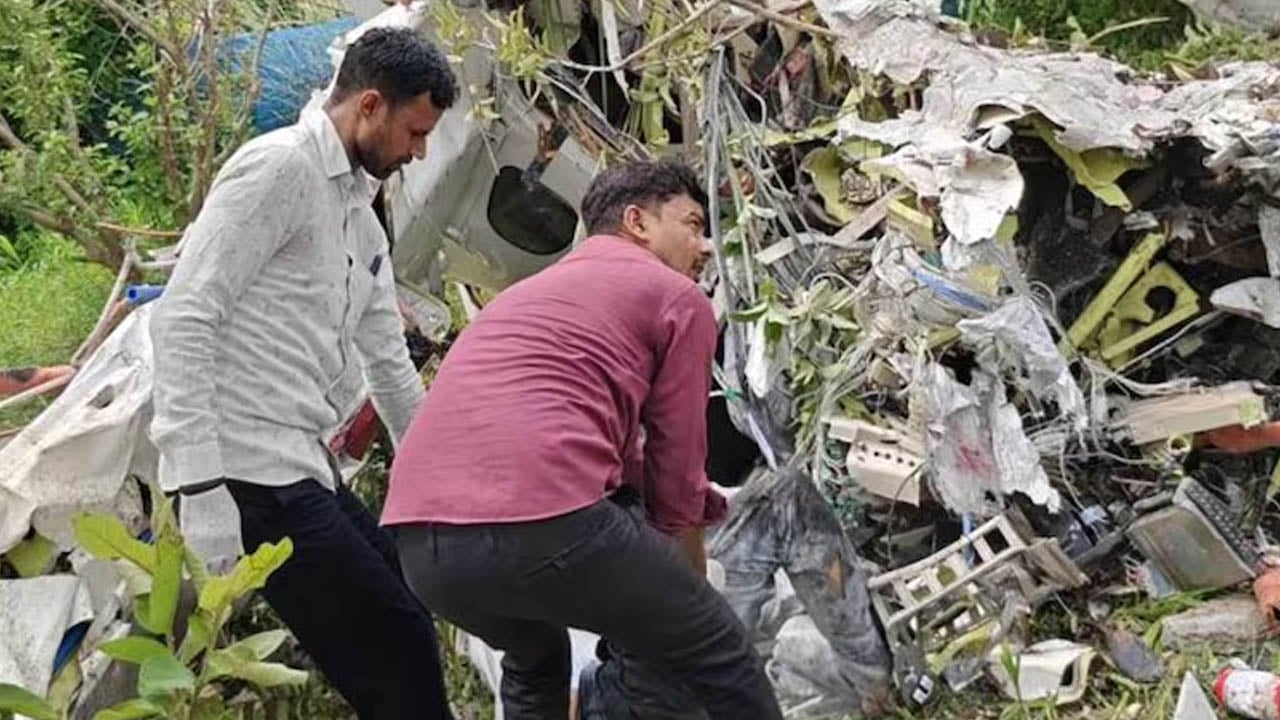 ভারতের প্রশিক্ষণ বিমান বিধ্বস্ত হয়ে ২ পাইলট নিহত