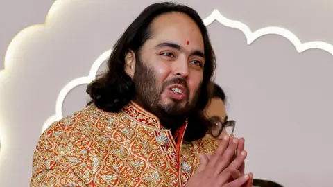 অনন্ত আম্বানির ব্রিটিশ অধ্যাপক পদ নিয়ে তীব্র প্রতিক্রিয়া