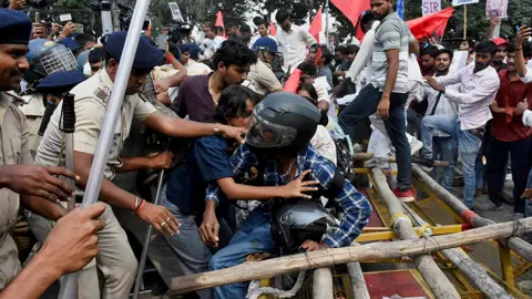 ভারতে বিক্ষোভে ‘অতিরিক্ত বলপ্রয়োগ’ বন্ধের আহ্বান জাতিসংঘের মানবাধিকার বিশেষজ্ঞদের