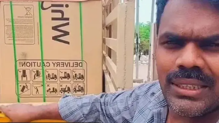 পার্সেলে ‘উপহারে’ বিপর্যস্ত ইনফ্লুয়েন্সার