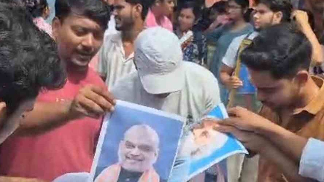 রবীন্দ্রনাথ ঠাকুরের ছবি পোড়ালেন তৃণমূলের কর্মীরা