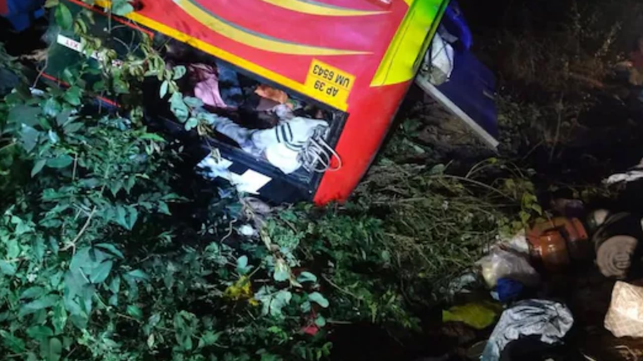 ভারতের বাস খাদে পড়ে নিহত ৯