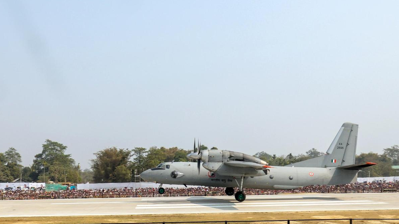 মহাসড়কে অবতরণ করলো মোদিকে বহনকারী বিমান