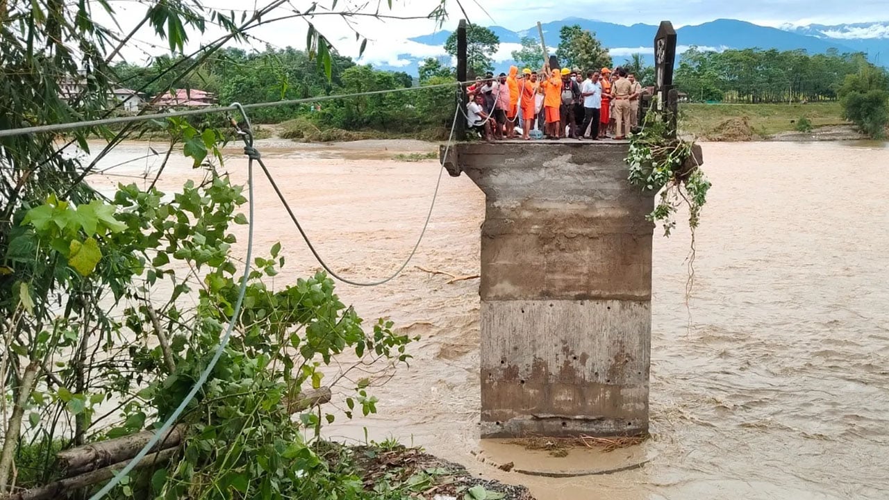 দার্জিলিংয়ে বৃষ্টিজনিত দুর্ঘটনায় মৃতের সংখ্যা বেড়ে ২৩