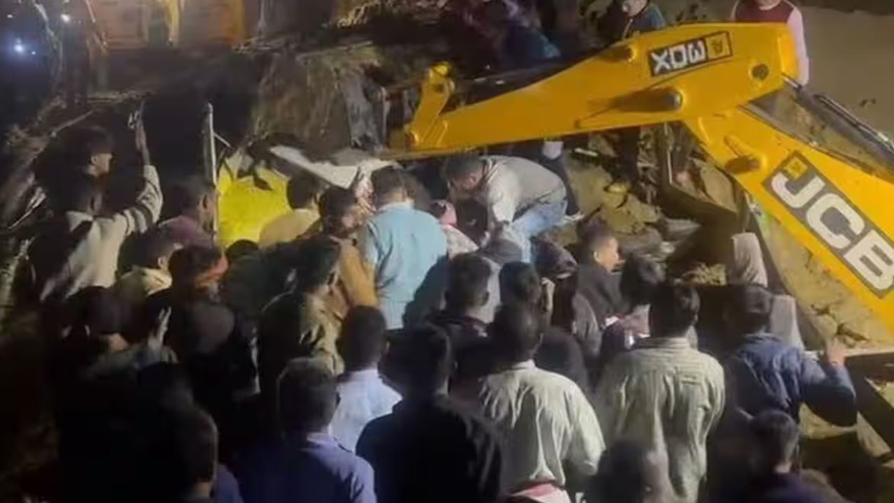 ভারতে ভূমিধসে বাসচাপা, প্রাণ গেল ১৫ জনের