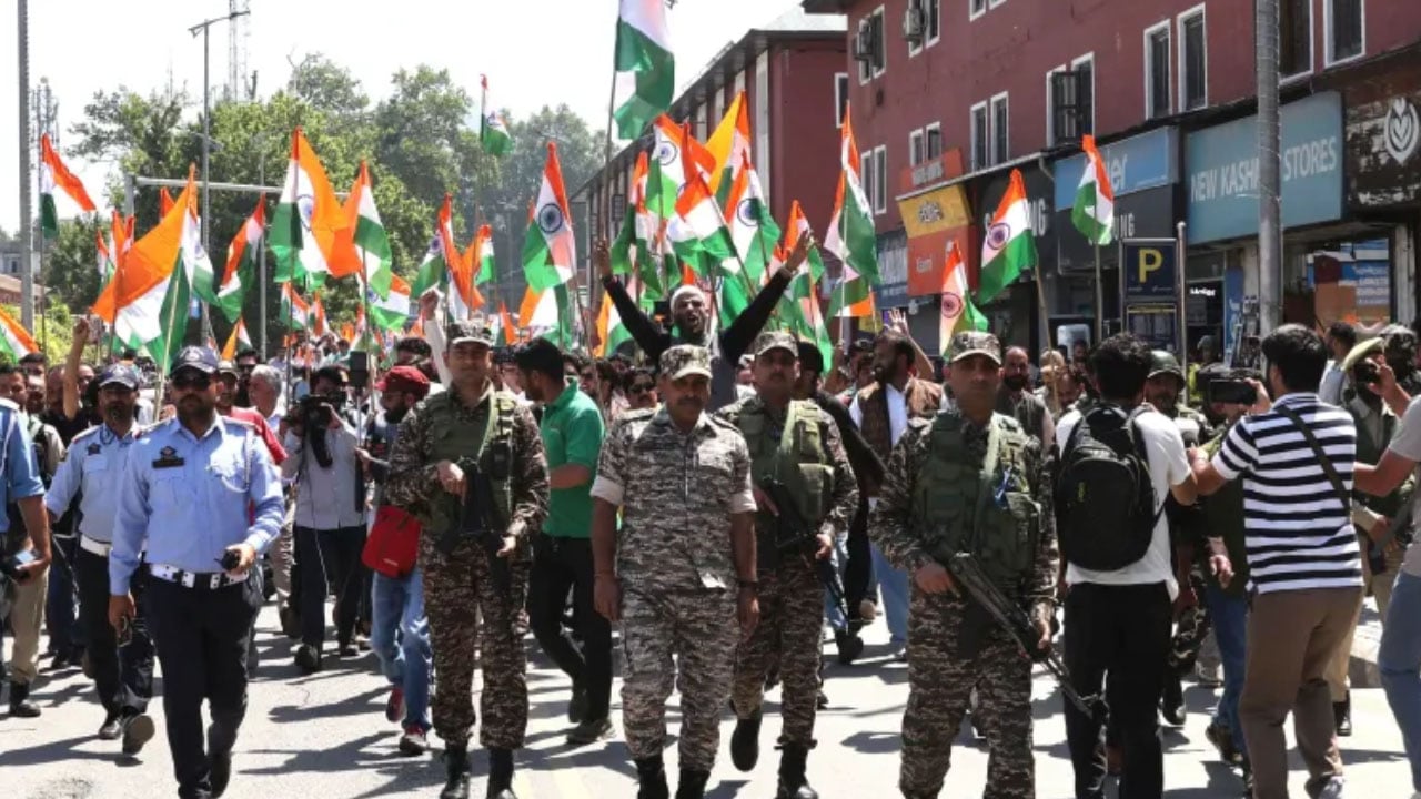 পাকিস্তান সীমান্তের কাছে বাড়িঘর গুঁড়িয়ে দেওয়ার নির্দেশ ভারতের