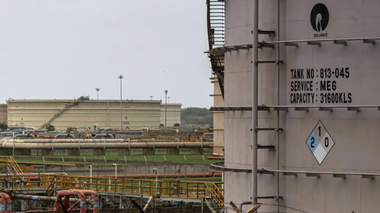 রাশিয়া থেকে তেল কেনা বন্ধ করল আম্বানির রিলায়েন্স