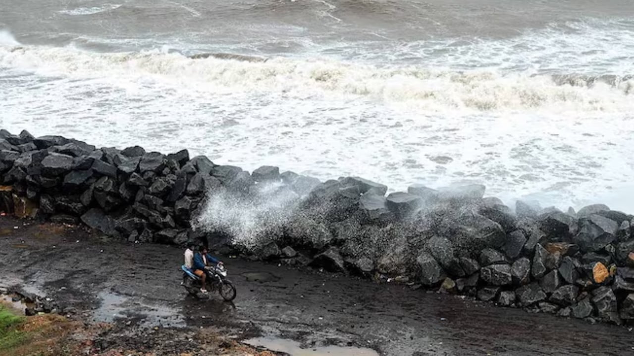 ভারতের দিকে ধেয়ে যাচ্ছে ঘূর্ণিঝড় দিতওয়াহ