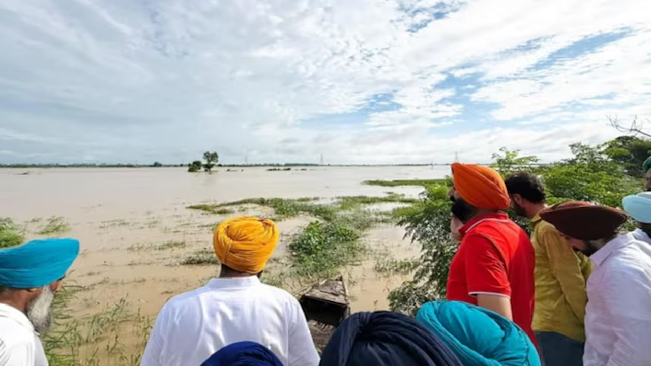 ভারতের পাঞ্জাবে ভয়াবহ বন্যা, ২৯ জনের মৃত্যু
