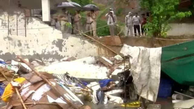 ভারতের দিল্লিতে দেয়াল ধসে ৮ জনের মৃত্যু