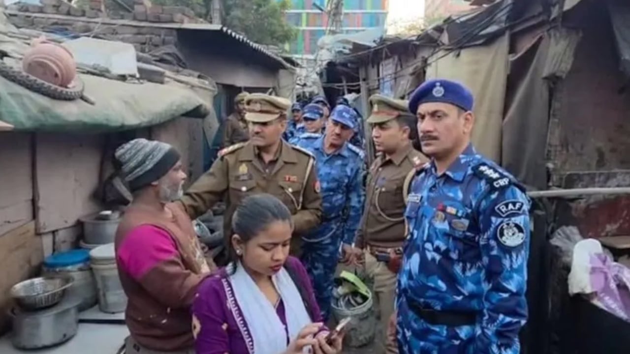 ভারতে পিঠে ফোন ঠেকিয়ে বাংলাদেশি যাচাই, তীব্র বিতর্ক