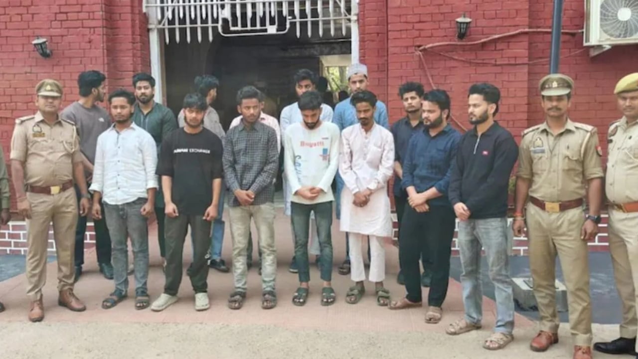 ভারতে গঙ্গা নদীতে নৌকায় ইফতার আয়োজন, গ্রেপ্তার ১৪