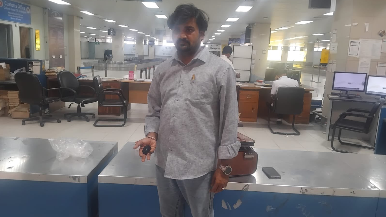 কোটি টাকার ক্যাপসুলসদৃশ স্বর্ণসহ চট্টগ্রাম বিমানবন্দরে ভারতীয় যাত্রী আটক