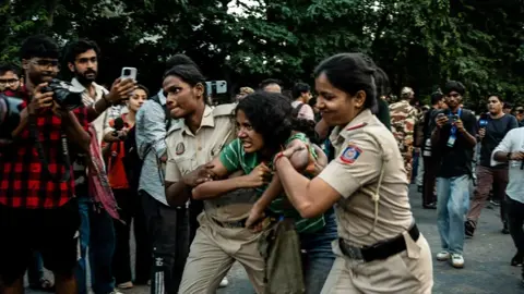 ভারতে আটক বিক্ষোভকারীদের বাড়ি ফেরাতে এআইয়ের সহায়তা নিচ্ছেন স্বেচ্ছাসেবকেরা