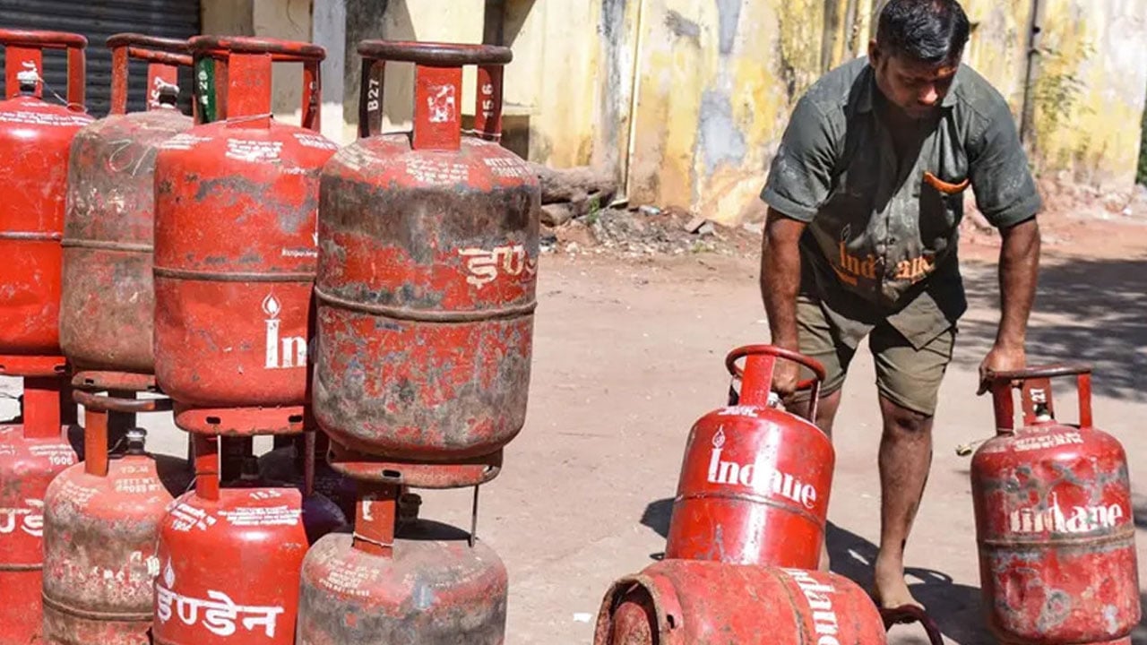 মধ্যপ্রাচ্যের অস্থিরতায় ভারতে বাড়ল গ্যাসের দাম