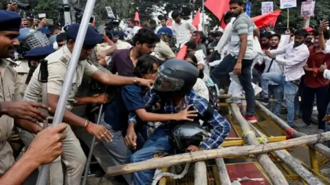তিন দশক পর দিল্লিতে সংকুচিত গণতান্ত্রিক পরিসর