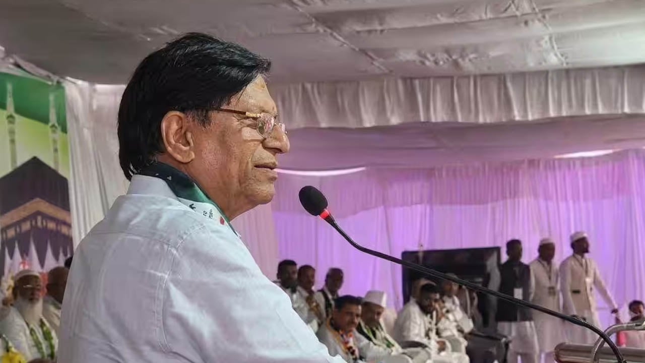 ইসলাম অন্য ধর্মের চেয়ে শ্রেষ্ঠ, মন্ত্রীর মন্তব্যে ভারতে বিতর্ক