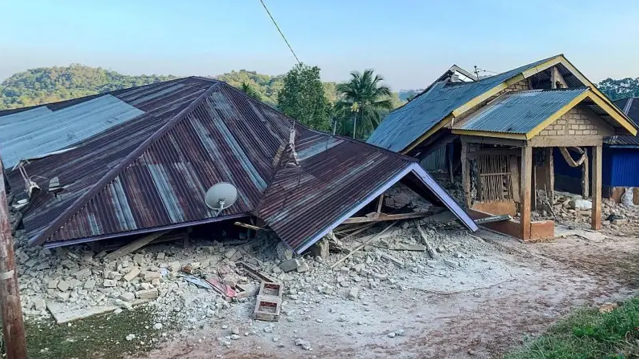 ইন্দোনেশিয়ায় শক্তিশালী ভূমিকম্পের পর জীবিতদের সন্ধানে তল্লাশি অভিযান চলছে