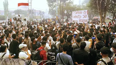 বিষাক্ত ধোঁয়া নিয়ন্ত্রণের দাবিতে ইন্দোনেশিয়ায় শিক্ষার্থীদের বিক্ষোভ