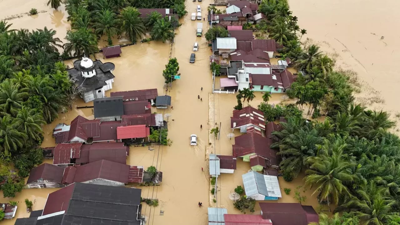 ইন্দোনেশিয়ায় বন্যায় মৃতের সংখ্যা বেড়ে ৯০