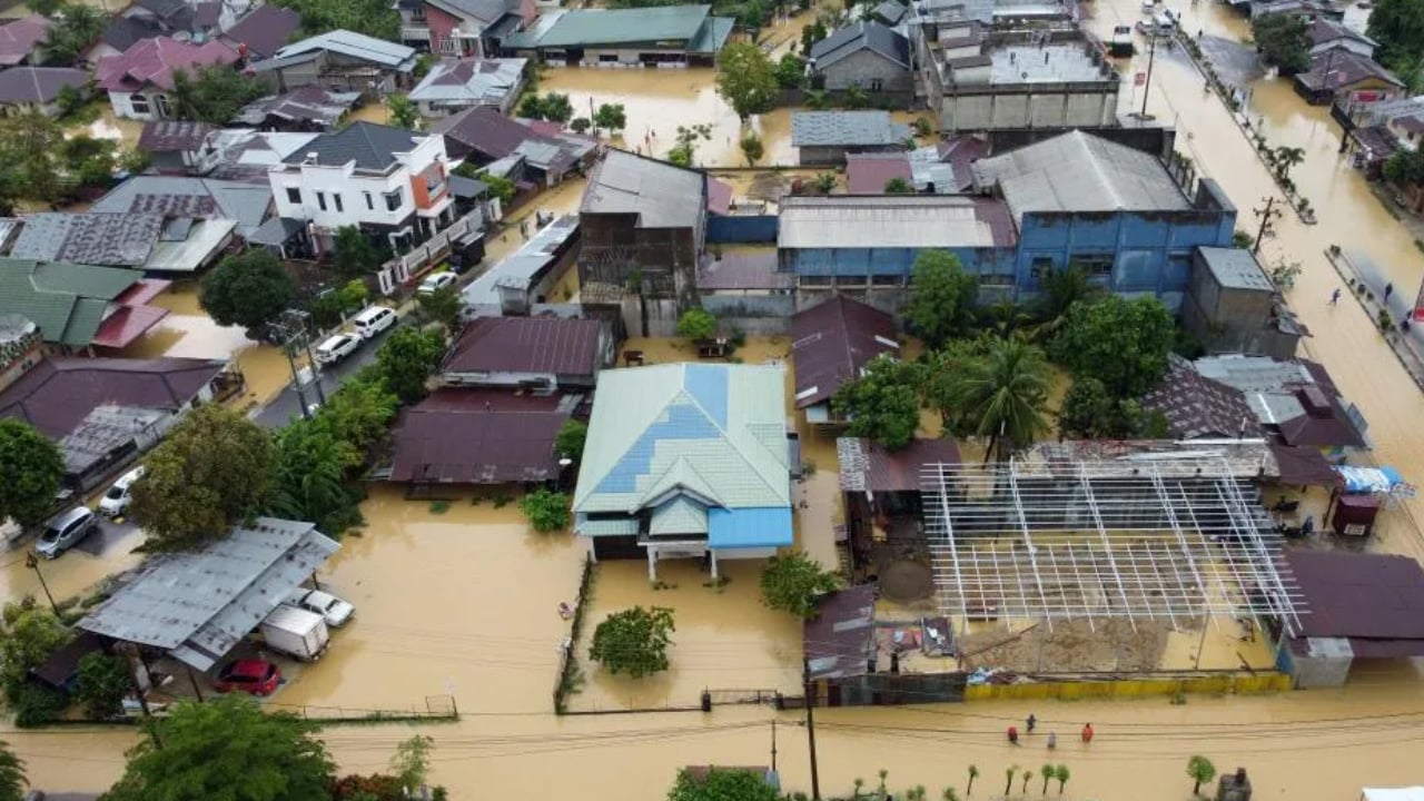 ইন্দোনেশিয়ায় বন্যা-ভূমিধসে মৃতের সংখ্যা বেড়ে ১৭৪, নিখোঁজ ৮০