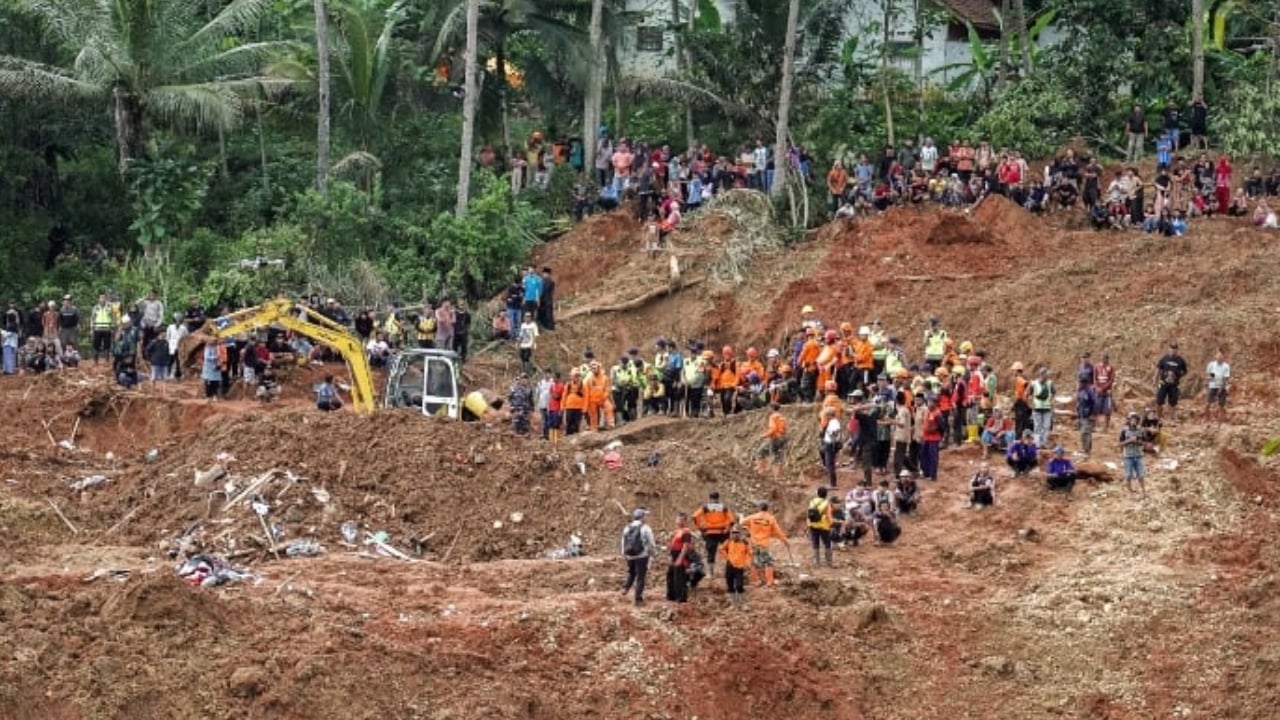 ইন্দোনেশিয়ায় ভূমিধসে নিহতের সংখ্যা বেড়ে ৩০