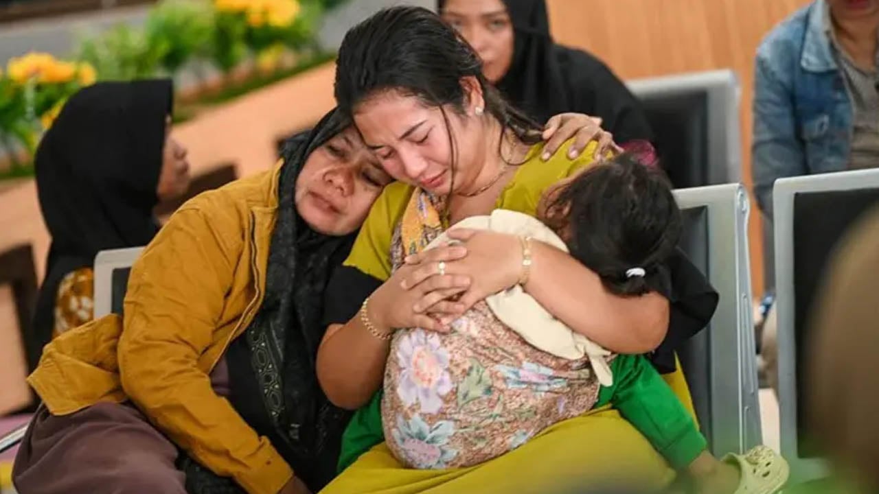 ইন্দোনেশিয়ার পর্যটন দ্বীপে ফেরি ডুবে পাঁচ জনের মৃত্যু