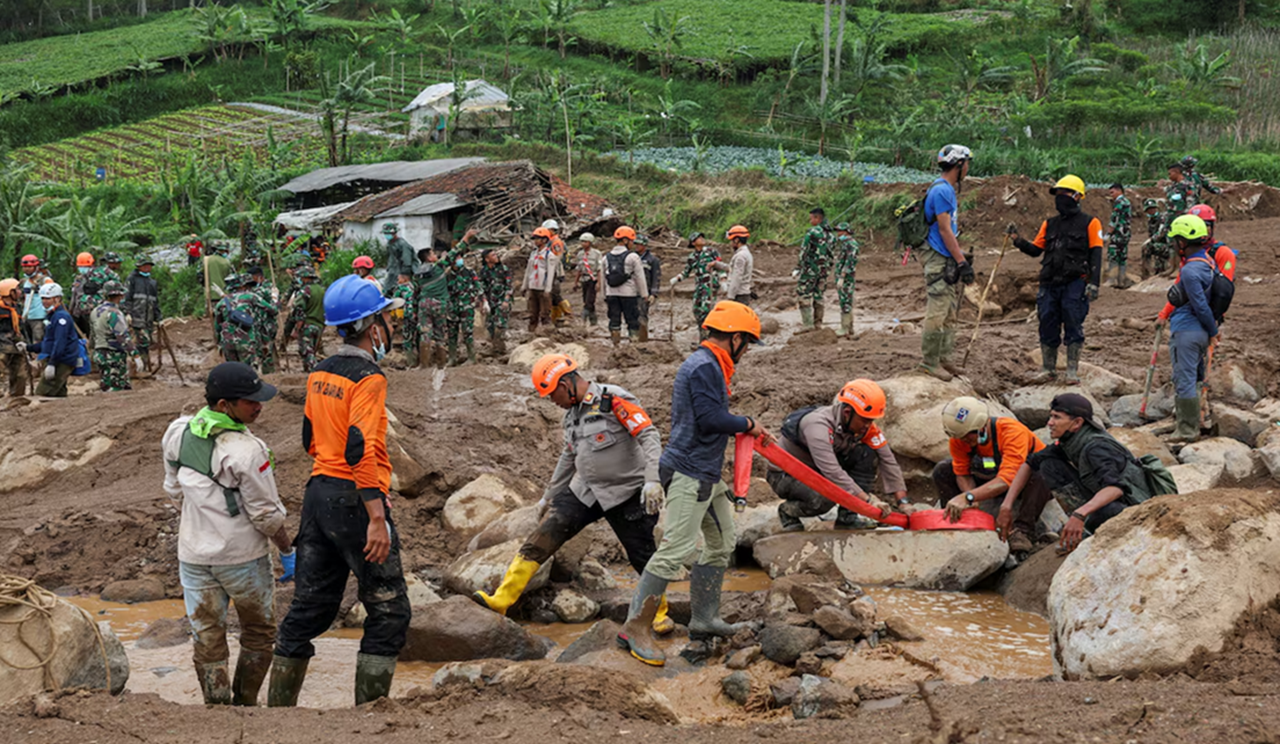 ইন্দোনেশিয়ার জাভায় ভূমিধস, আটকে পড়া ২৩ সেনা নিহত