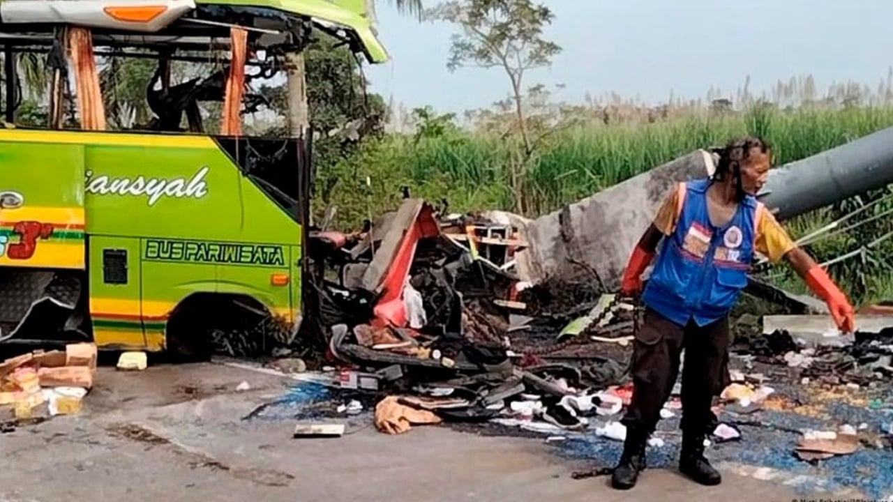 ইন্দোনেশিয়ায় বাস উল্টে নিহত ১৬