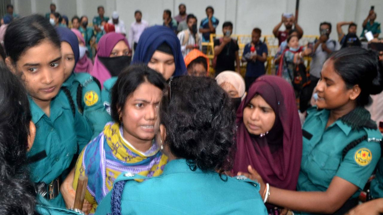 ‘তথ্য আপা’ প্রকল্পের কর্মীদের মিছিল, পুলিশের বাধা