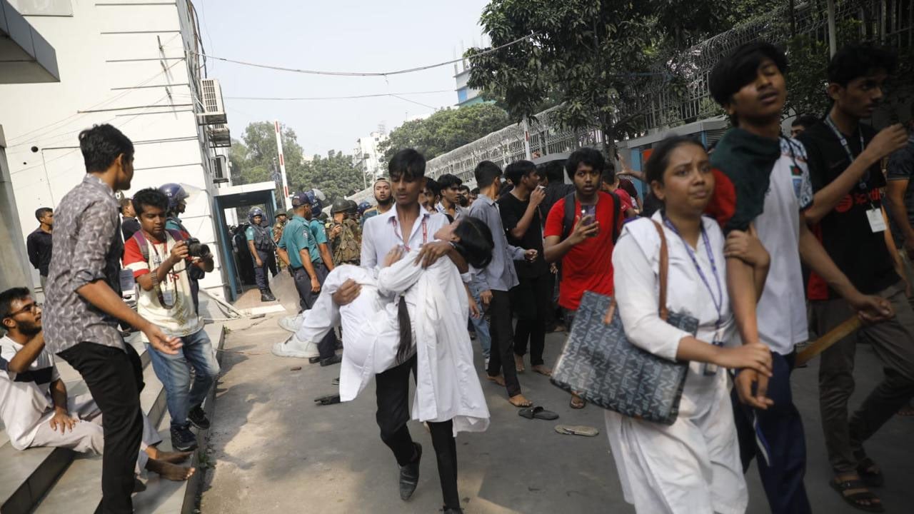 সচিবালয়ে বিক্ষোভকারীদের ওপর লাঠিচার্জ, আহত ৩৫, ঢামেকে ভর্তি ২০