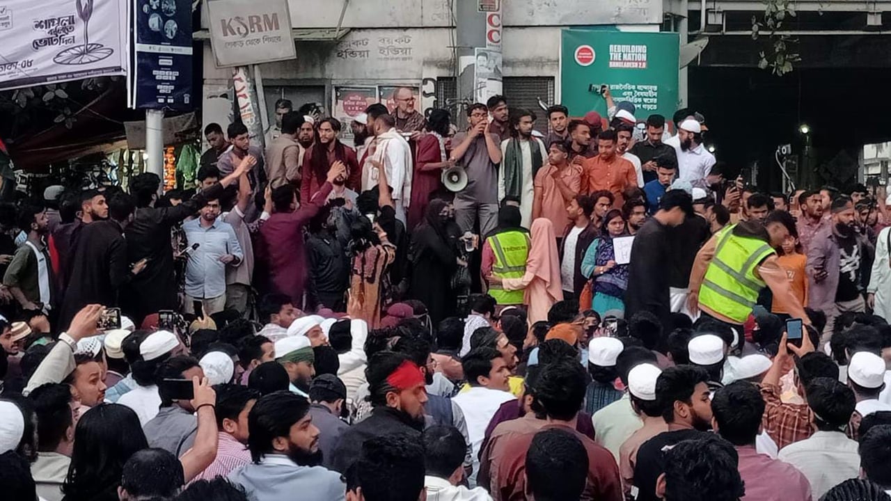 শাহবাগ ব্লকেড করল ইনকিলাব মঞ্চ