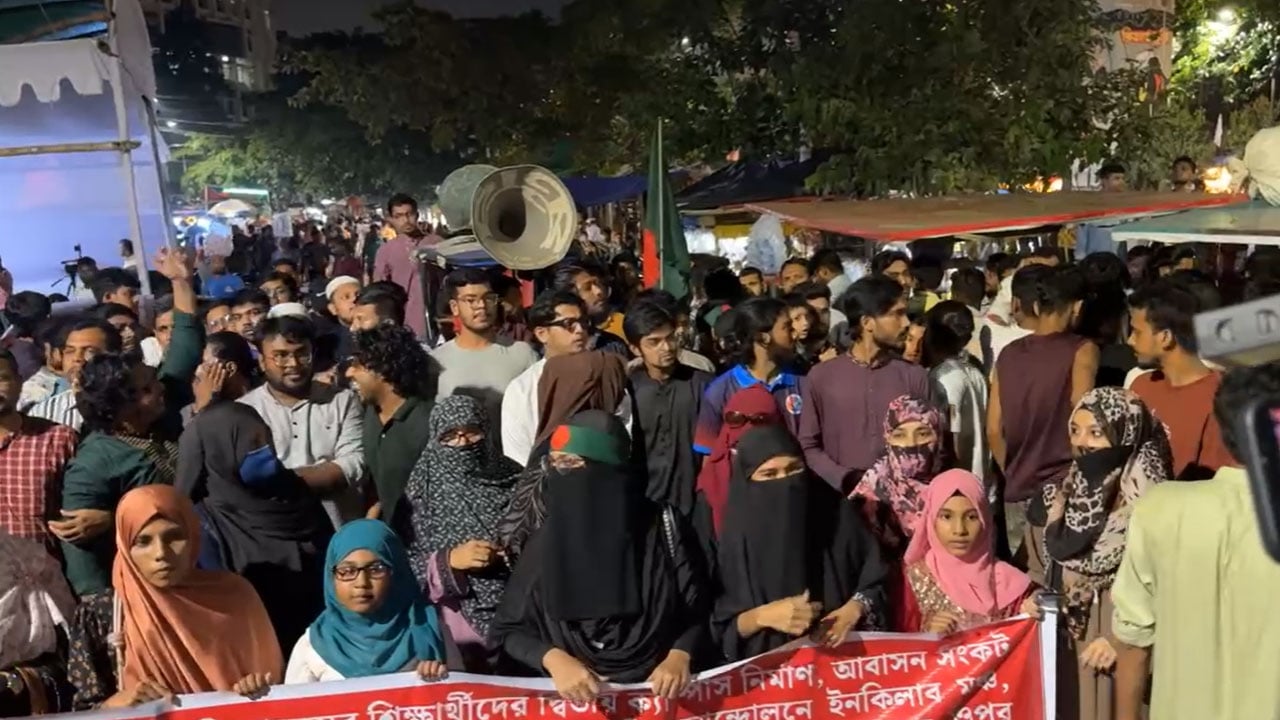 শিবিরসহ ছাত্রসংগঠনের নেতাকর্মীদের ওপর হামলার প্রতিবাদে ইনকিলাব মঞ্চের বিক্ষোভ