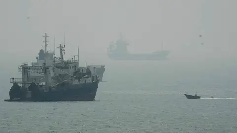 ইরানের ৫ তেল ট্যাংকারে যুক্তরাষ্ট্রের হামলা, পাল্টা জবাব তেহরানের