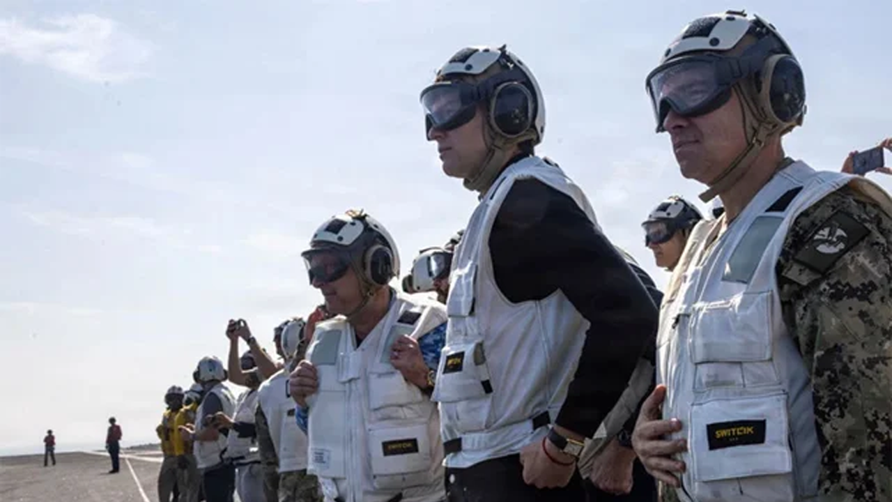 ইরান বিষয়ক আলোচকদের মধ্যপ্রাচ্যে মার্কিন বিমানবাহী রণতরী পরিদর্শন