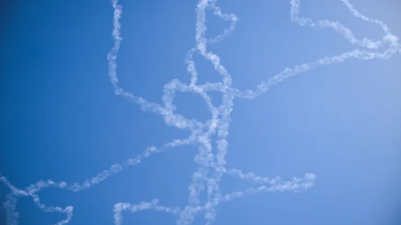 ইসরাইলে টানা ক্ষেপণাস্ত্র হামলা চালাচ্ছে ইরান, লক্ষ্য প্রতিরক্ষা ব্যবস্থা দুর্বল করা