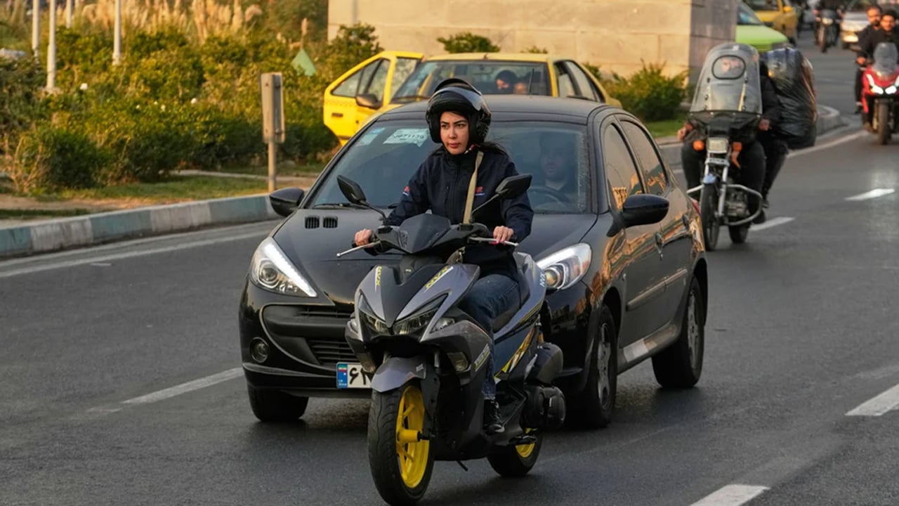 বাইক চালানোর লাইসেন্স পাবে ইরানি নারীরা