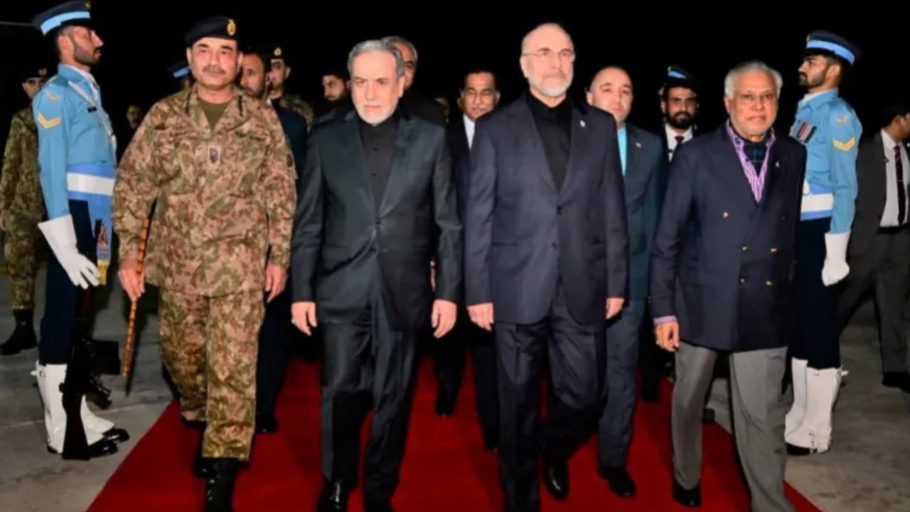 ৭১ সদস্যের প্রতিনিধিদল নিয়ে ইসলামাবাদে ইরান