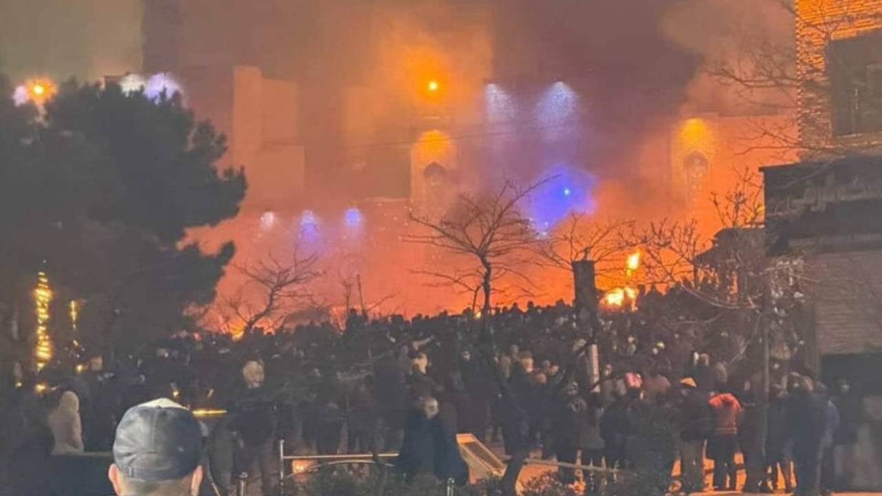 ইরানে মসজিদে আগুন, বিপ্লব পূর্ববর্তী পতাকা ওড়াল বিক্ষোভকারীরা