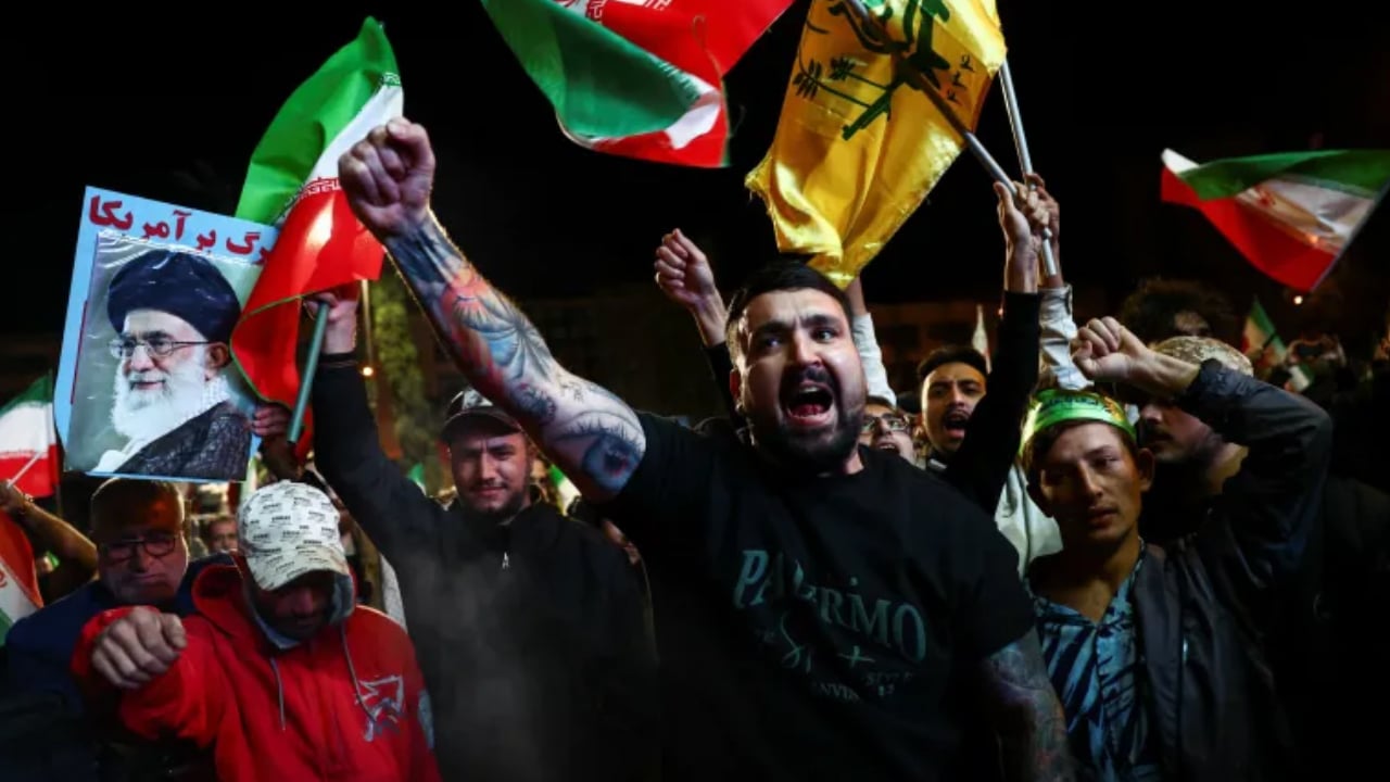 যুদ্ধবিরতি ঘোষণায় ইরানজুড়ে উল্লাস