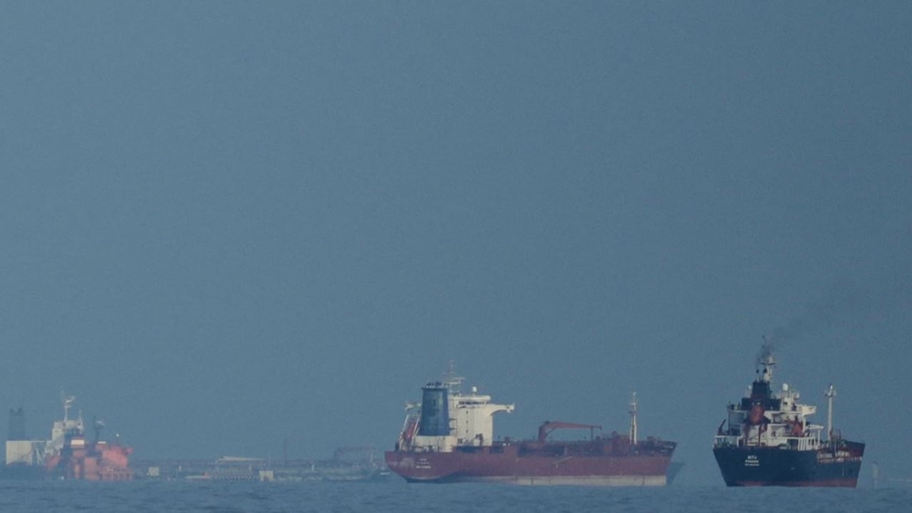 মার্কিন অবারোধ এড়িয়ে হরমুজ পার হলো ইরান সংশ্লিষ্ট ৪টি জাহাজ