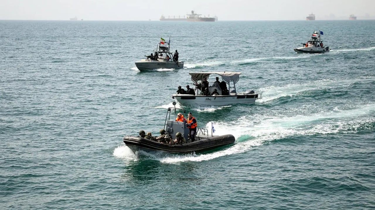 হরমুজ নিয়ন্ত্রণে ইরানের কৌশলের কেন্দ্রে ছোট-দ্রুতগামী নৌকার ঝাঁক