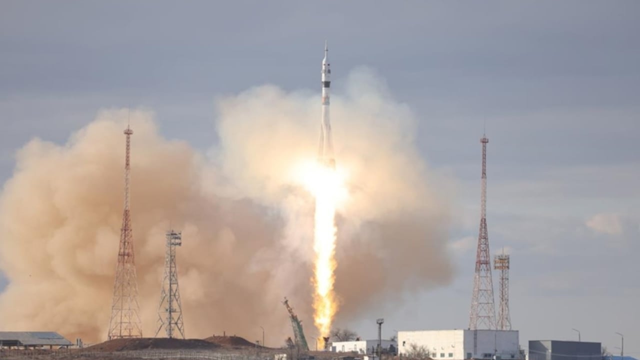 একসঙ্গে ৩টি রিমোর্ট-সেন্সিং স্যাটেলাইট কক্ষপথে পাঠাল ইরান