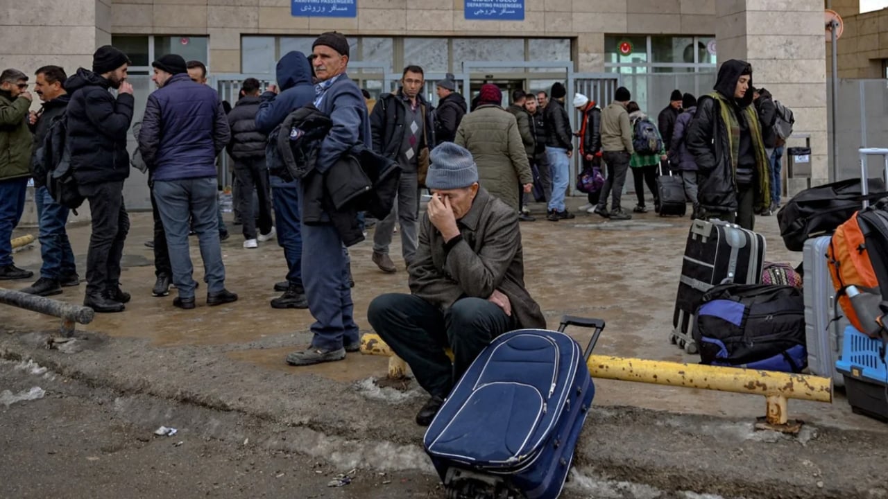 যুদ্ধের আশঙ্কায় খাবার-পানি মজুত করছেন ইরানিরা