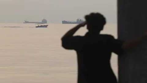 যুক্তরাষ্ট্রের নৌ অবরোধ তুলে নেওয়ার শর্ত দিয়েছে ইরান